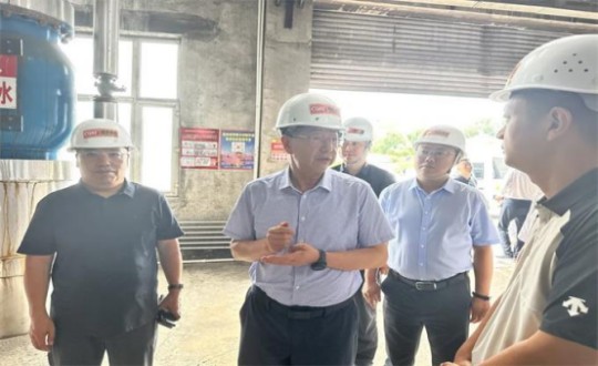 6.1伊通满族自治县县委书记孙立阳一行向导莅临永乐国际供热总公司伊通供热分公司第二热源厂开展调研（不敷清晰，，，，，，资助调解）_副本.jpg